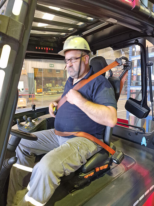 man on Trône Seating forklift chair to prevent back problems